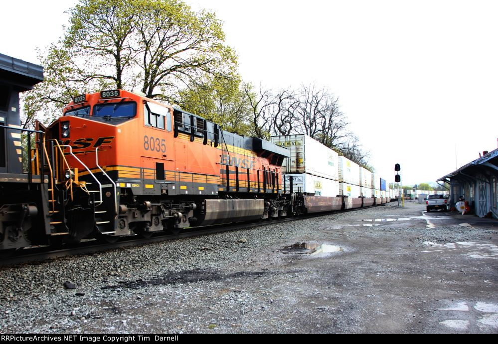 BNSF 8035 on NS 265